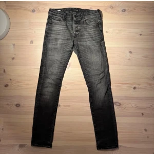 jack & jones jeans  - Snygga svarta jeans från Jack & Jones med bra  passform och är i bra skick. storlek 30/32