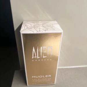 Alien Goddess Eau de Parfum - Alien Goddess från Mugler är en parfym med lyxig känsla och snygg förpackning. Volymen är 60 ml. Perfekt för dig som vill sticka ut och addera något extra till din stil.