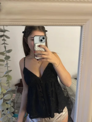 Svart spetslinne från gina - Säljer en svart linnetopp med tunna axelband och djup v-ringning. Toppen är i spetsmaterial och den är i storlek xs. Köppt från Gina tricot ❤️