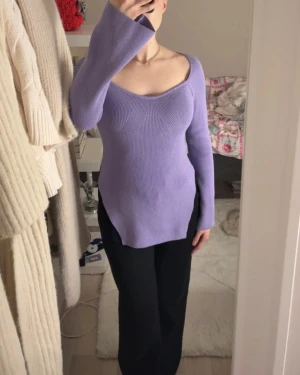 Lila tröja  - Jätte fin stickad lila tröja som använd fåtal gånger.