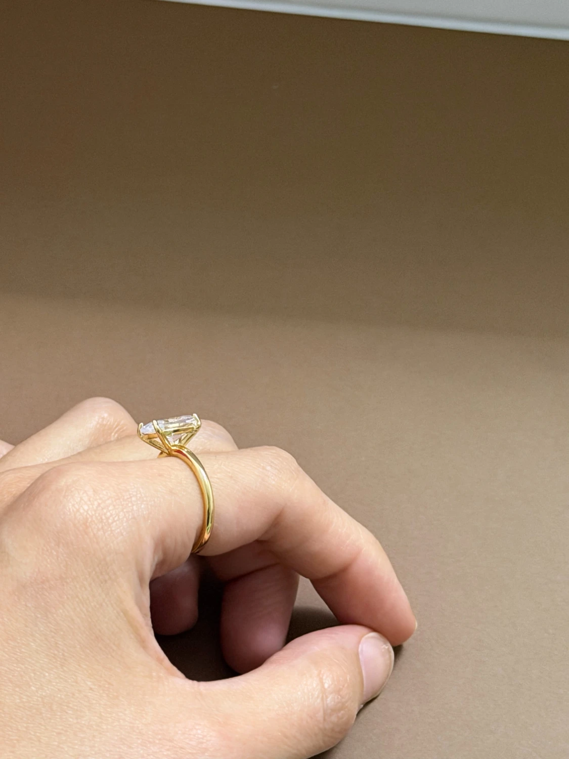 Vattentålig ring Guldring med stor oval klar sten - 4