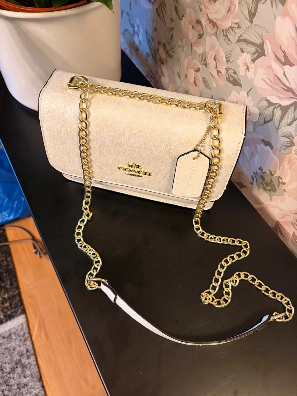 Vit axelväska från Coach med kedja - 3