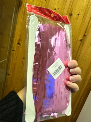  Vackert Girlang-Draperi för Vägg eller Dörr – ca 2 m x 1 m ✨ - Rosa metallic girlang✨Säljer en rosa metallic girlang i plast, perfekt som accessoar till fest eller dekoration. Girlangen är skimrande och kommer i förpackning, redo att hängas upp för att skapa en färgglad och glittrig stämning.