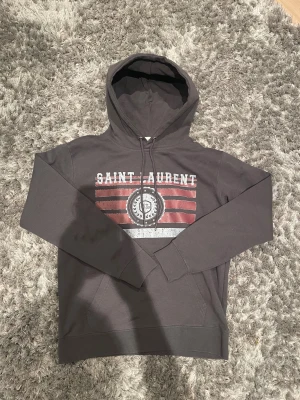 Mörkgrå Saint Laurent hoodie - Tvärfet Saint Laurent hoodie | nyskick, använd 5 gånger | Storlek S | fråga vid funderingar!