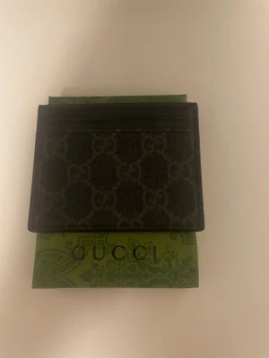 Svart plånbok med svarta G - Säljer en helt ny plånbok du får med låda vid köp