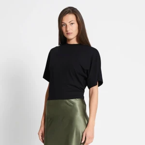 Tshirt tajt i midjan - Säljer en svart tshirt som är tajt i midjan i storlek S🩷