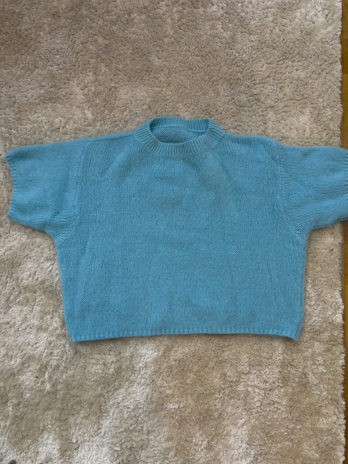 Ljusblå stickad kortärmad tröja - 1
