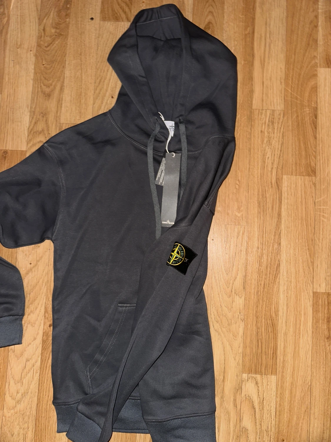 Mörkgrå hoodie från Stone Island - 1