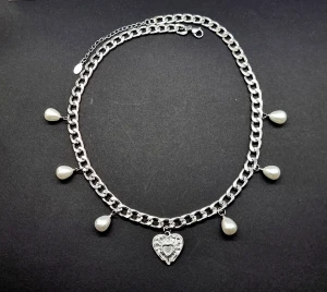 Handgjort halsband med hjärta  - Material-rostfritt stål.  