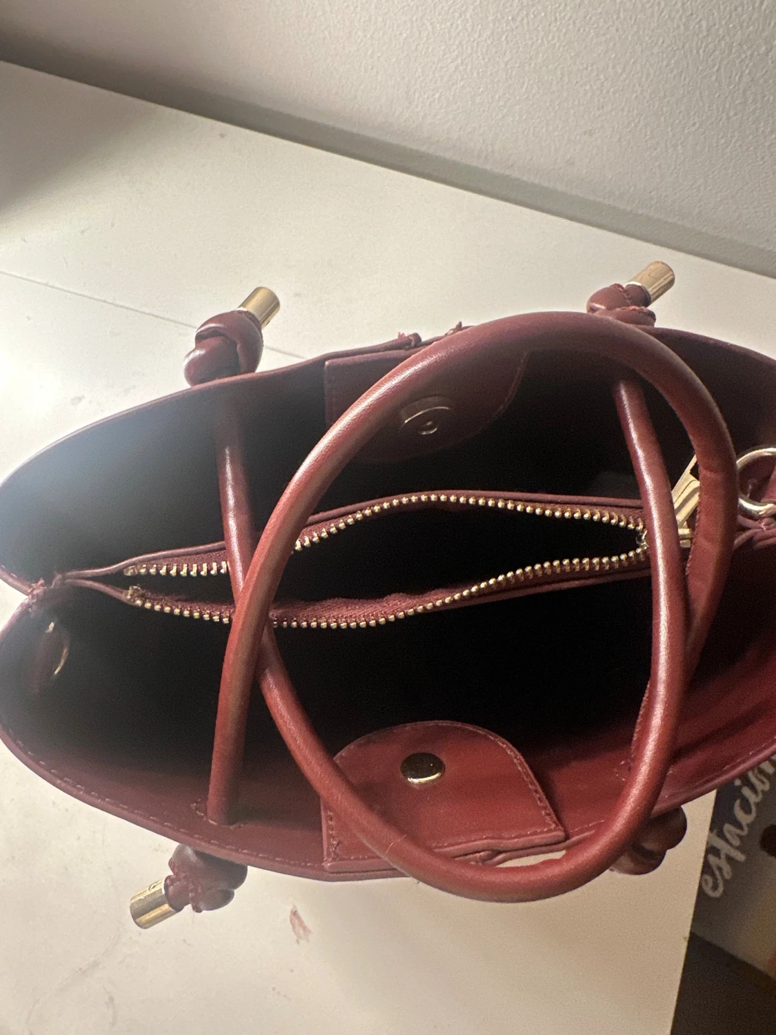 Vinröd handväska med gulddetaljer - 1