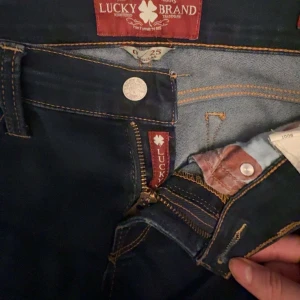 Lucky you jeans - Lucky you jeans som är lågmidjade och har en lätt bootcut. Modellen heter ”Charlie baby boot” och är st 0/25 regular. Jeansen är mörkblå
