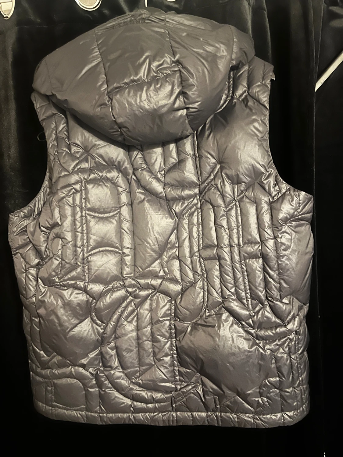 Svart dunväst med huva från Demont - 1