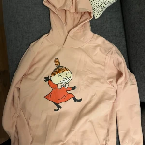 Rosa hoodie med Lilla My - Ljusrosa hoodie med Lilla My-illustration på framsidan från Lidls eko-textil. Tröjan har huva och långärmad. Säljer pga fel storlek. Aldrig använd, prislappen kvar.