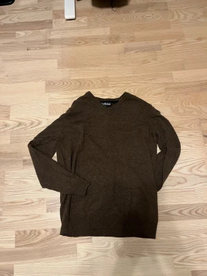 Brun kashmir tröja från Barbour i L - Snygg brun Kashmir tröja ifrån barbour. Storleken är large och den är lätt att styla. 