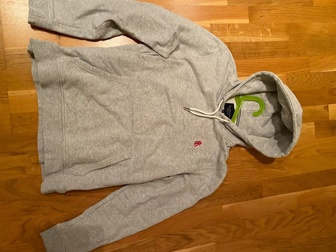 Grå hoodie från Bondelid med huva - 2
