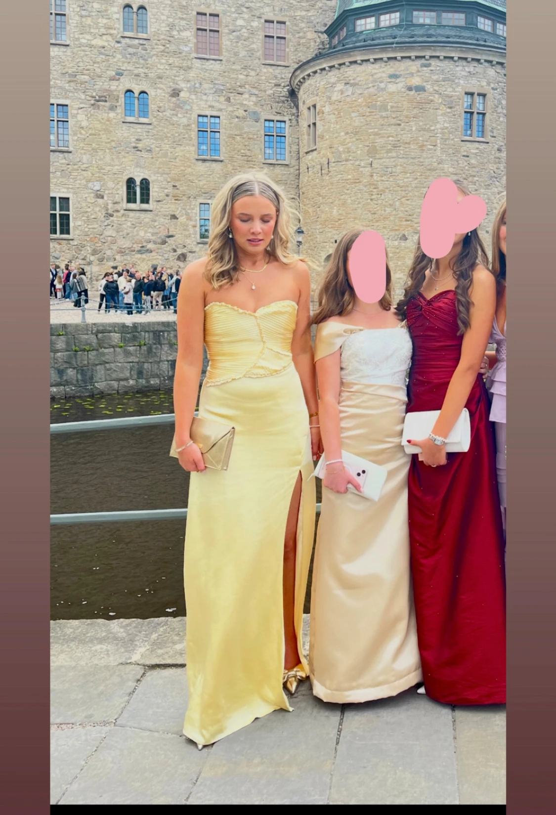 Meshki Larissa ljusgul långklänning