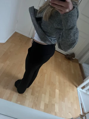 Kostymbyxor lågmidja - Aldrig använda, nypris 500 kr, pris går att diskutera. Super söta kostymbyxor från Bikbok i kort längd, passar om du är 160-165 cm. Säljer då dom är för små💕