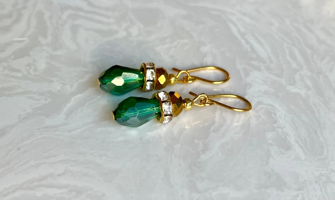 Gröna droppformade örhängen med guld - 2