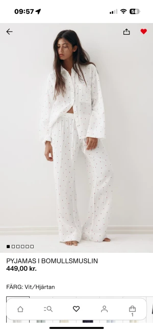 Pyjamas hjärtan - Supergulligt pyjamas det med hjärtmönster från hm, storlek S. Lapparna är borttagna men har iprincip använt det kanske en gång, nypris 449. Bomullsmuslin material