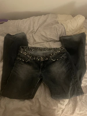 Miss Me jeans med nitar och detaljer - Säljer ett par mörkblå misse jeans med  nitar och silvriga detaljer på både fickor och midja. Jeansen har bootcut passform och snygga broderade bakfickor med stenar, för lite stretch. Kontakta mig gärna om du har frågor! PRISET kan diskuteras. 