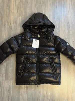 Moncler maya - Hej👋 Säljer min nya moncler Maya jacka eftersom den passade inte mig. Jackan är Size 3 och har fungerande nfc och qrkod. Priset kan diskuteras om du undrar något bara skriv.