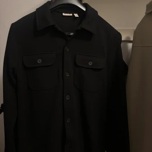 Svart overshirt från Daily Paper - Säljer en stilren overshirt jacka som är använd 1 gång. Köpt för 500kr helt ny. Vid frågor hör gärna av dig! 