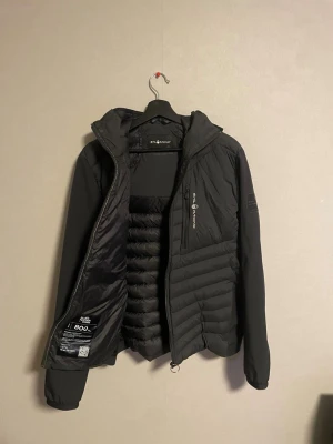 Sail Racing Hybrid Jacka - Säljer min Sail Racing jacka, Strl L, Svart och i princip nyskick. Skriv vid frågor eller prisförslag 👍🏼