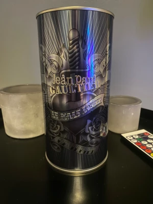 Jean Paul Gaultier Le Male Lover - Limited edition Le Male Lover från Jean Paul Gaultier. Nästan helt full då jag använt endast några sprut hav den. Unik men väldigt väldigt god doft. Hör av dig om minsta lilla fråga👍