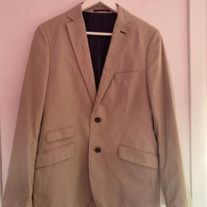 Beige kavaj från Riley - Kavaj från Riley.