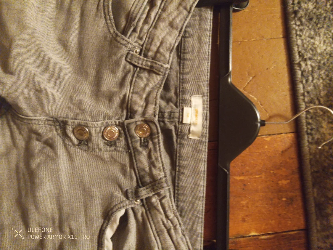 Grå bootcut jeans med knappar - 2