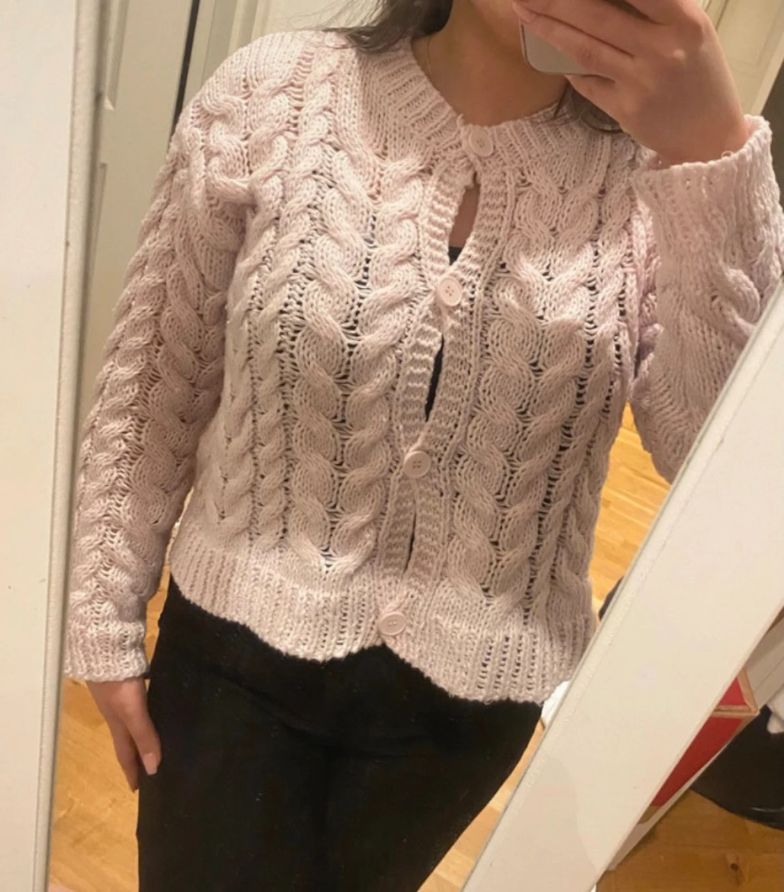 Ljusrosa stickad kofta med knappar