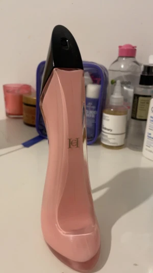 Good girl blush  - Säljer min good girl Blush av CH i 80ml. Säljer pga den inte är min typ av parfym längre. Har knappt använt!!! Köpte den under sommaren.