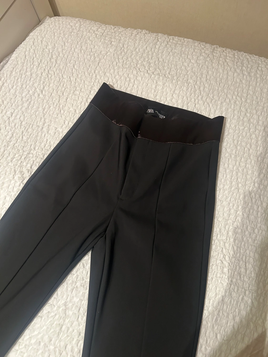 Svarta högmidjade kostymbyxor från Zara - 2