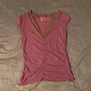 Rosa topp med spets - Säljer denna söta rosa topp med spets upptill🫶🏼 Knappt använd 