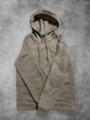 Ralph Lauren Hoodie - Stilren och snygg hoodie ifrån Ralph Lauren - Skick: 8/10 - Storlek: S - Mitt pris: 379kr - DM vid frågor & funderingar! 🙌🏻