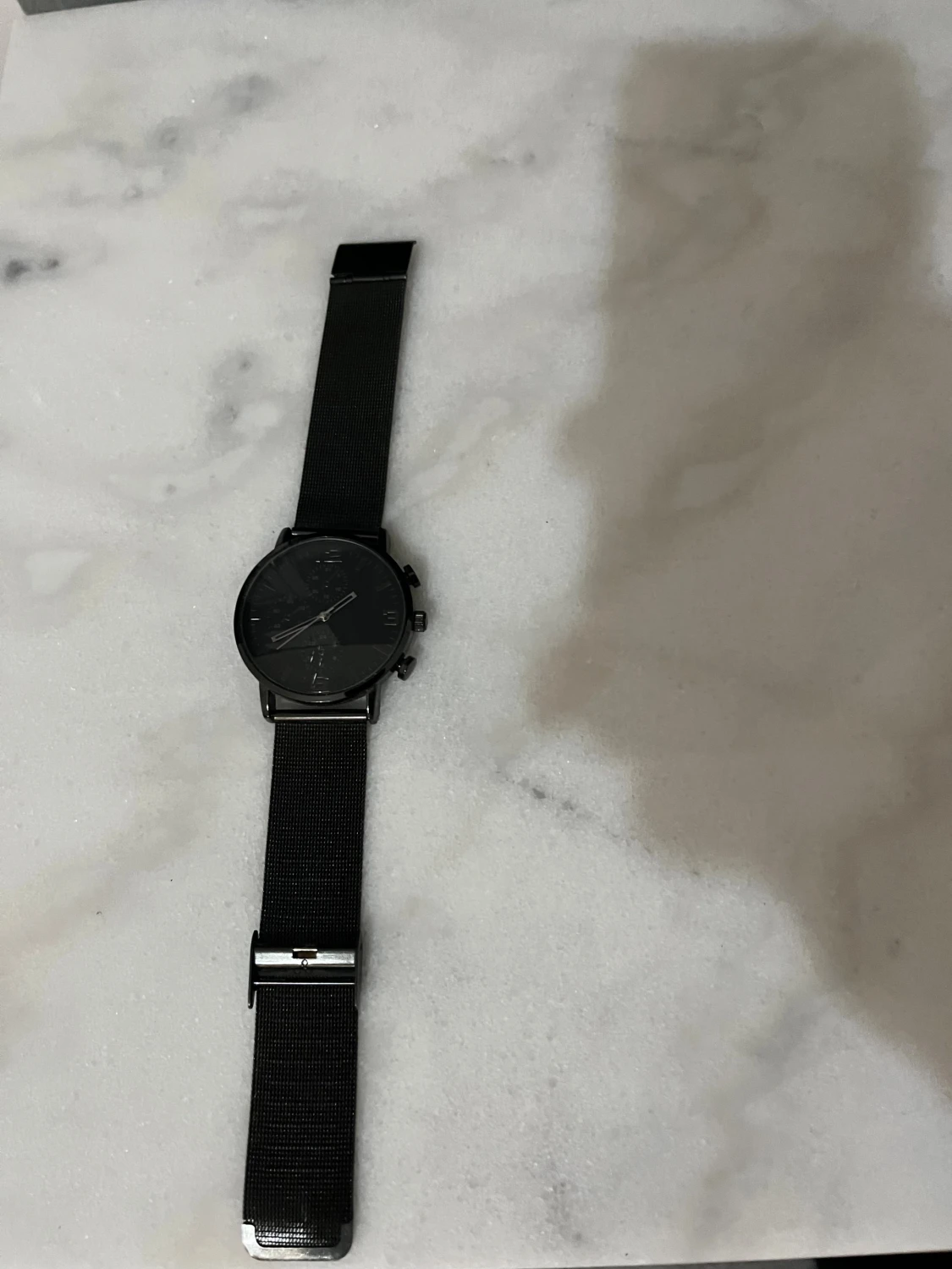Svart stilren klocka med meshband - 1