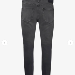 Neuw jeans (nypris 1499kr) - Neuw jeans som är riktigt feta för hösten. Har används fåtal gånger. 10/10🌟