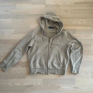 Ralph Lauren Zip - Säljer nu denna Ralph Lauren Polo zip hoodien i storlek M  Skick:9,5/10   Nypris=2499kr Vårt pris=699kr.   Hör gärna av er vid minsta fundering!   ”Kan gå ner i pris vid snabb affär”