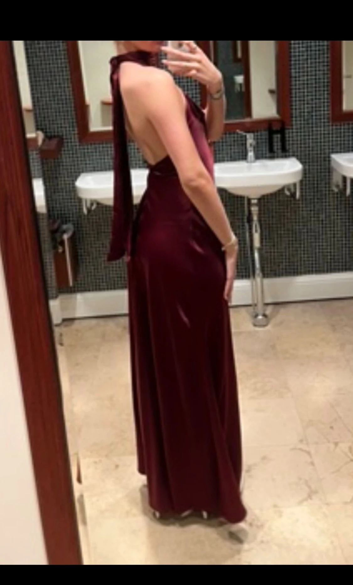 Vinröd långklänning med öppen rygg - 2