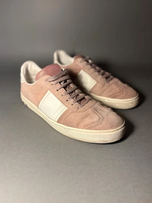 Valentino flycrew  - Pris 1649 , skick 7/10 , en nit lossnat . Inget OG , mvh Restyle fashion 