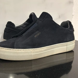 Axel arigato laceless  - Ja nu ska ja sälja mina Arigatos. Ett par väldigt stiliga skor som passar till allt. Använde dessa skor endast sommaren förra året. Men sen blev de mycket regn och det har stått i hyllan mestadels.  Skorna är lite små smutsiga men jag tvättar rent det innan det skickas ut.                                                 VIKTIGT! Skorna är just nu väldigt efterfrågade och kan ej lova folk något så helst den som lägger mest spänn på skorna får de!! Just nu ligger det på 999 