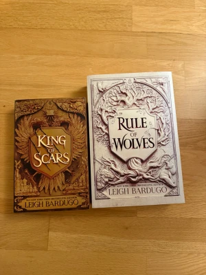 King of Scars & Rule of Wolves (Grishaverse) English - Två böcker i Grishaverse-serien av Leigh Bardugo. Perfekt för dig som gillar episka äventyr, magi och spännande karaktärer. Snygga omslag och populära bland unga vuxna och fantasyfans!
