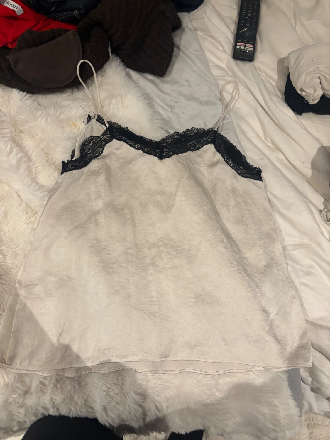 Vit linnetopp med spets från MNG - 1