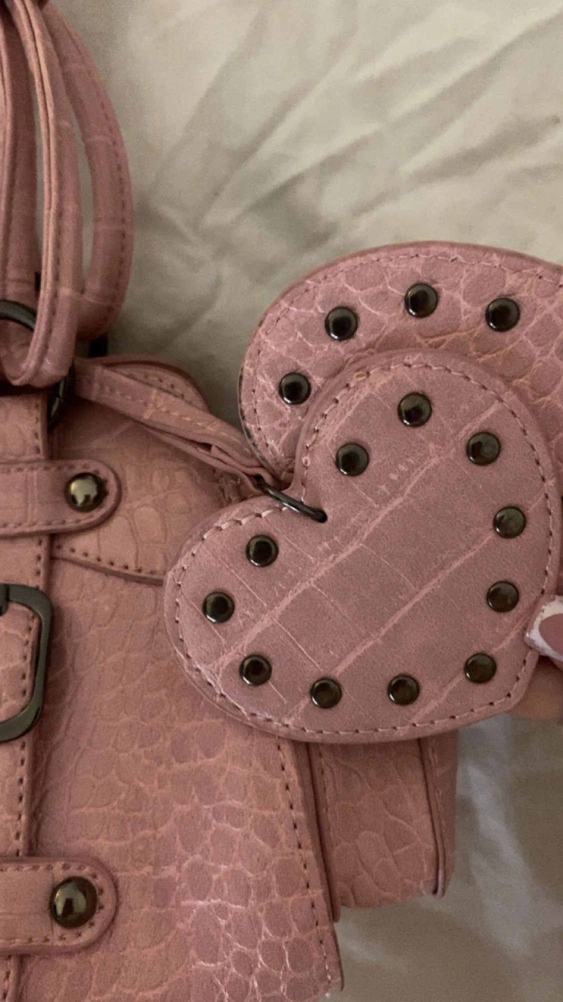 Rosa handväska med hjärt-detalj - 2