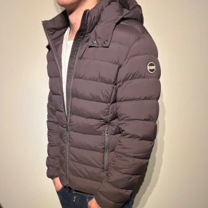 Colmar Dunjacka - En väldigt snygg dunjacka från colmar i fint skick! Passar M. Hör av er vid frågor!