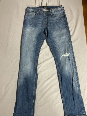 Blåa Jack & Jones jeans Slim Glenn 30/32 - Blåa Jack & Jones jeans. Modell:  Slim Glenn 30/32