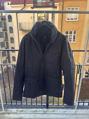 Jacka Helly Hansen - ⭐️⭐️⭐️Svart Jacka från Helly Hansen. Helt klart en av de fetaste jackorna någonsin. Jackan är i toppskick och har inga tydliga defekter. Jackan är både vind och vatten tät. Perfekt jacka inför vintern.⭐️⭐️⭐️