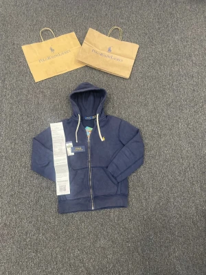 Marinblå hoodie från Polo Ralph Lauren - Säljer nu mina riktigt feta polo ralph lauren hoodie. Tröjan är smått använd men den är i nyskick utan defekter. Allt og medkommer. Självklart äkta. Hör av dig om du har några frågor🙌