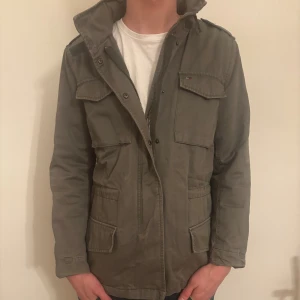 Tommy hilfiger fieldjacka - ⭐️⭐️⭐️Tvärfet fieldjacka från Tommy hilfiger i storleken L. Jackan är i mycket bra skick med inga defekter! För frågor är det bara att höra av sig!⭐️⭐️⭐️