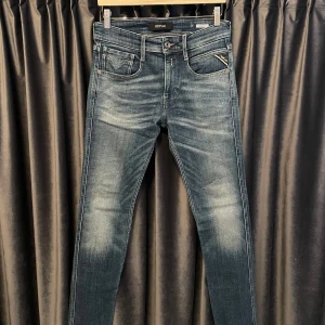 Replay anbass  - Replay anbass - NYSKICK, endast använda ett par gånger - storlek 28/32 - riktigt schyssta jeans med fet färg och wash - hör av er för mått eller vid andra frågor🙌